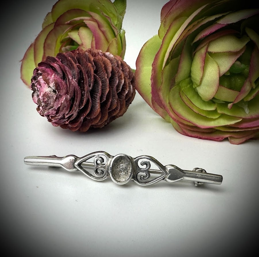 Sterling Silver Vintage Oval Heart Memorial Brooch / Pin